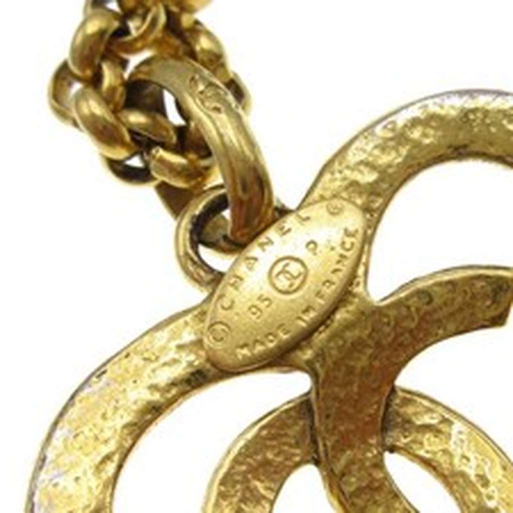 Chanel CC Heart Pendant Necklace Gold Good condition - Model View