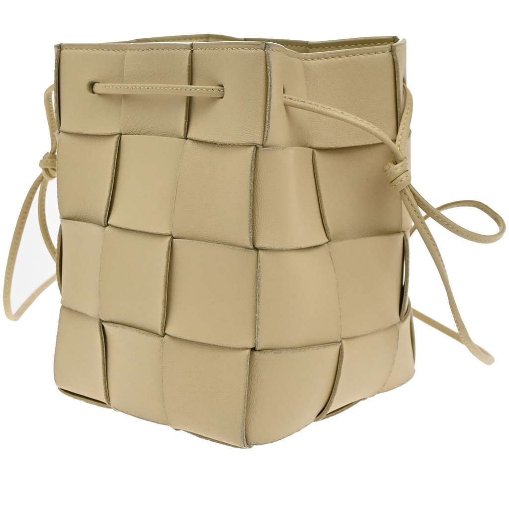 Bottega Veneta Cassette Bucket Bag Beige Leather Good condition - Model View