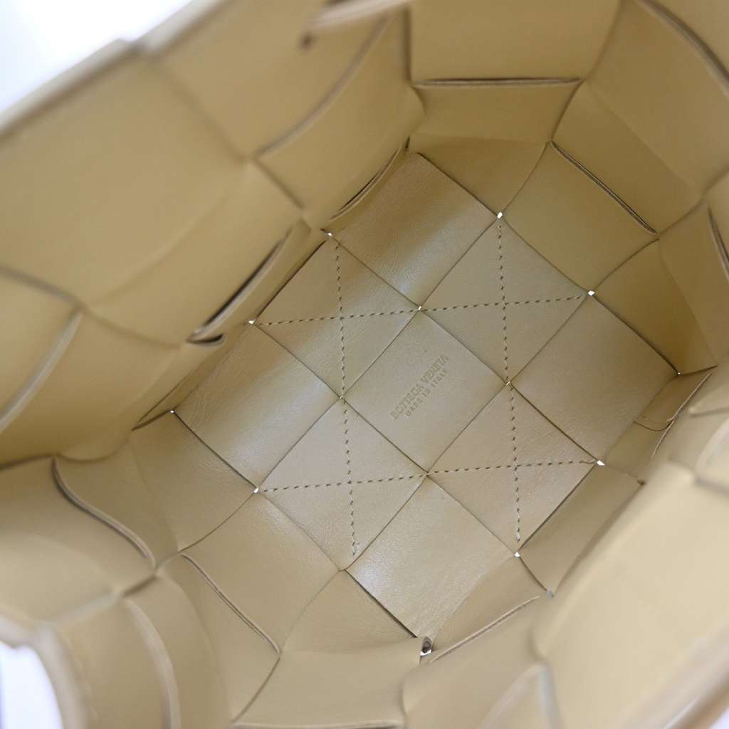 Bottega Veneta Cassette Bucket Bag Beige Leather Good condition - Box View