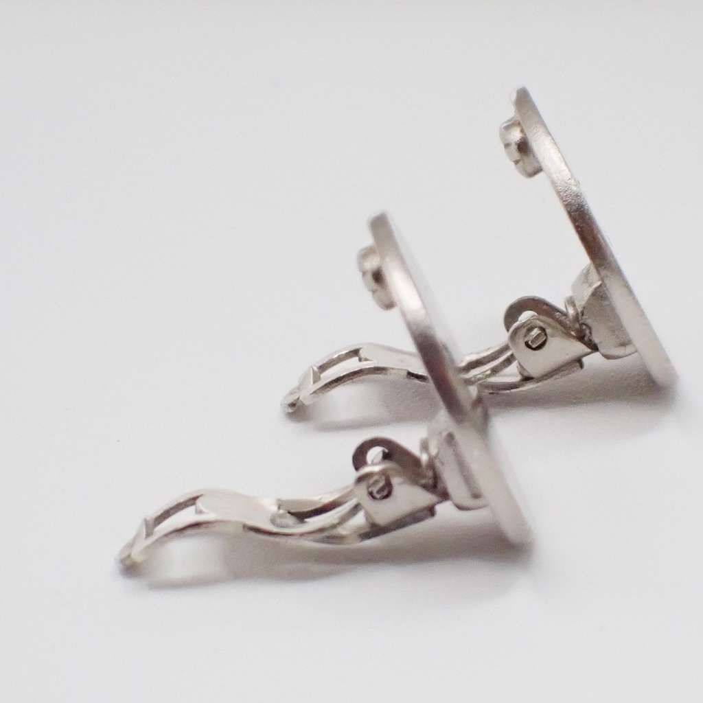 Chanel Vintage CC Round Clip-On Earrings Silver Good condition - Model View