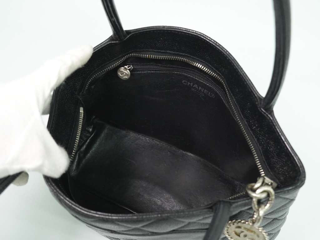 Chanel Medallion Tote Black Leather Good condition - Model View