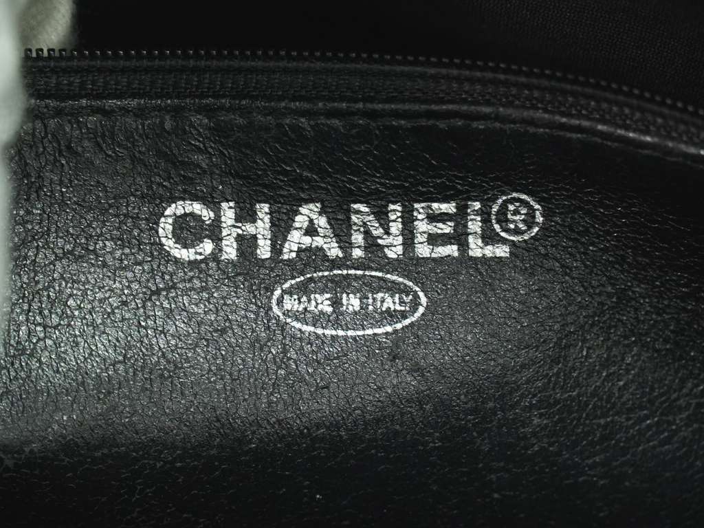 Chanel Medallion Tote Black Leather Good condition - Box View