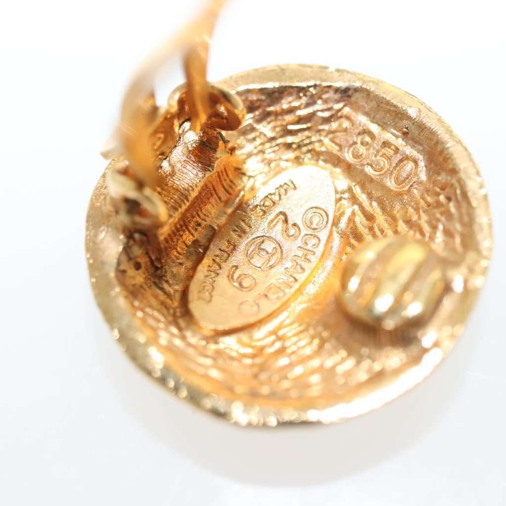 Chanel Vintage CC Round Clip-On Earrings Gold Metal Good condition - Box View