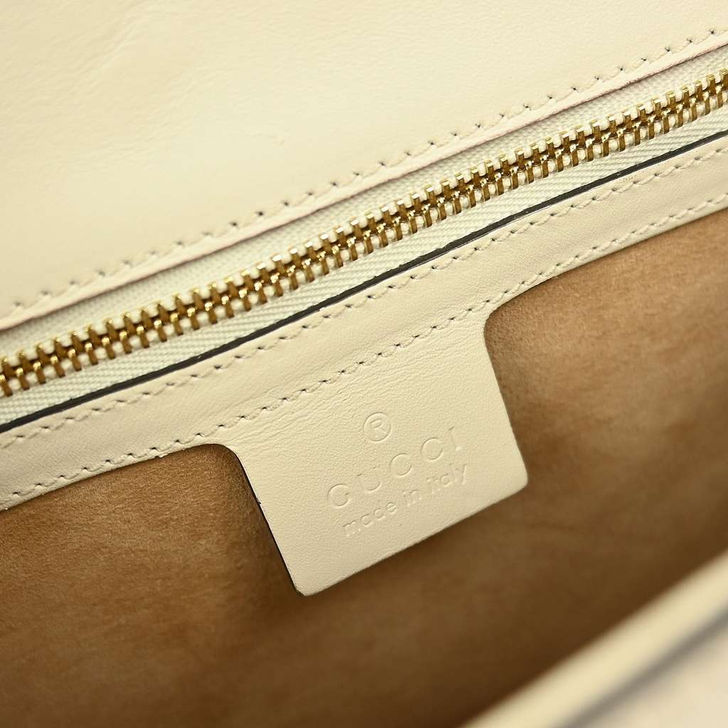 Gucci Sylvie Shoulder Bag White Leather Good condition - Model View