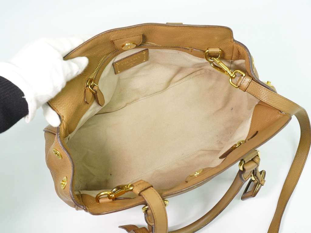 Prada Vintage Handbag Beige Leather Good condition - Model View