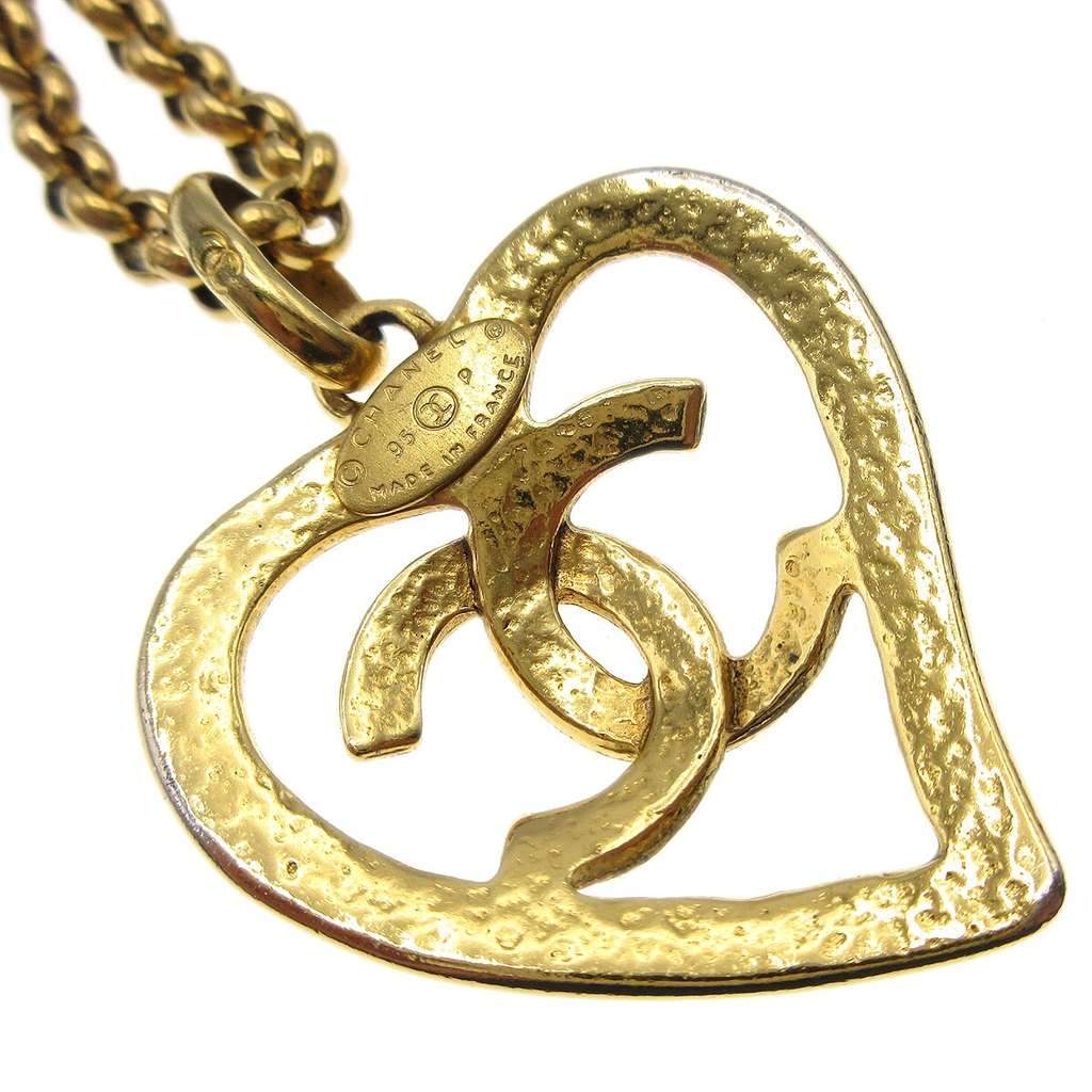 Chanel CC Heart Pendant Necklace Gold Good condition - Model View