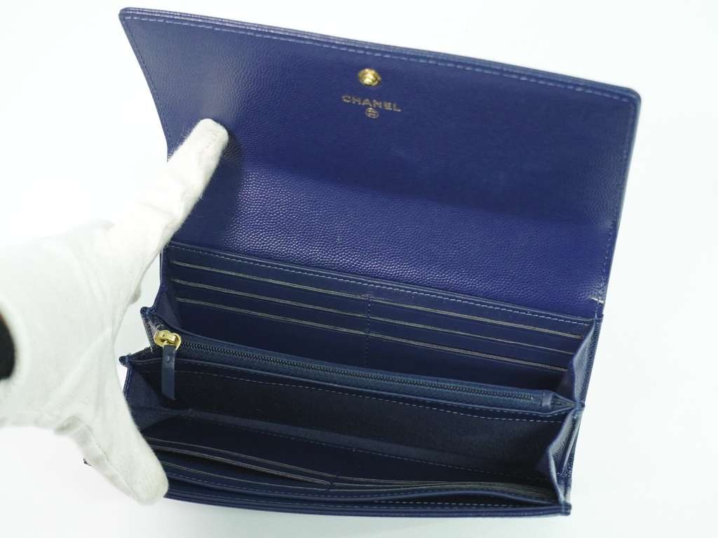 Chanel Deauville Flap Wallet Navy Leather Good condition - Model View
