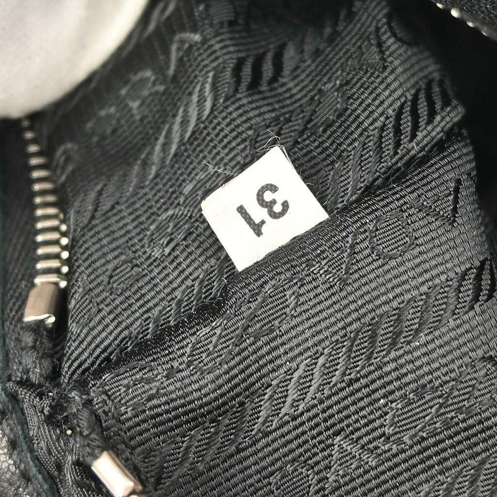 Prada Vintage Handbag Black Leather Good condition - Model View