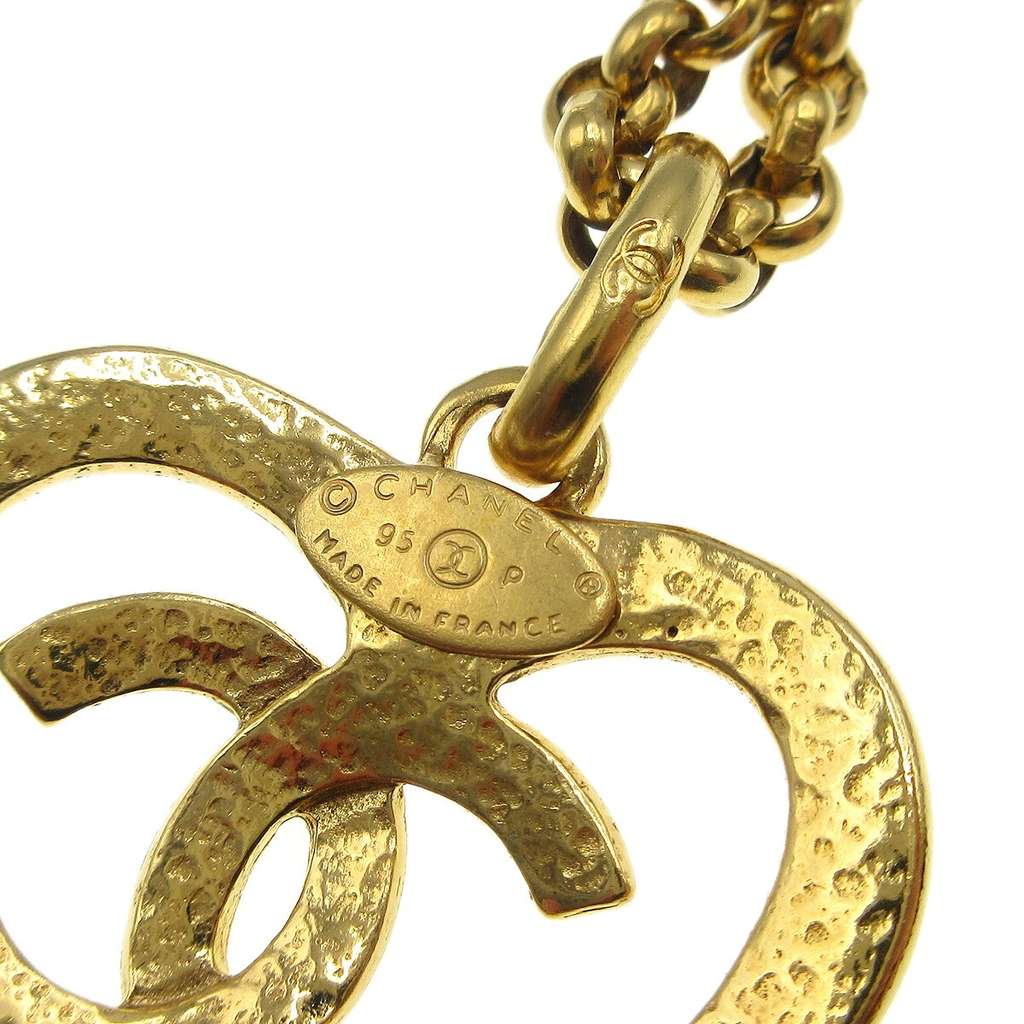 Chanel CC Heart Pendant Necklace Gold Good condition - Model View