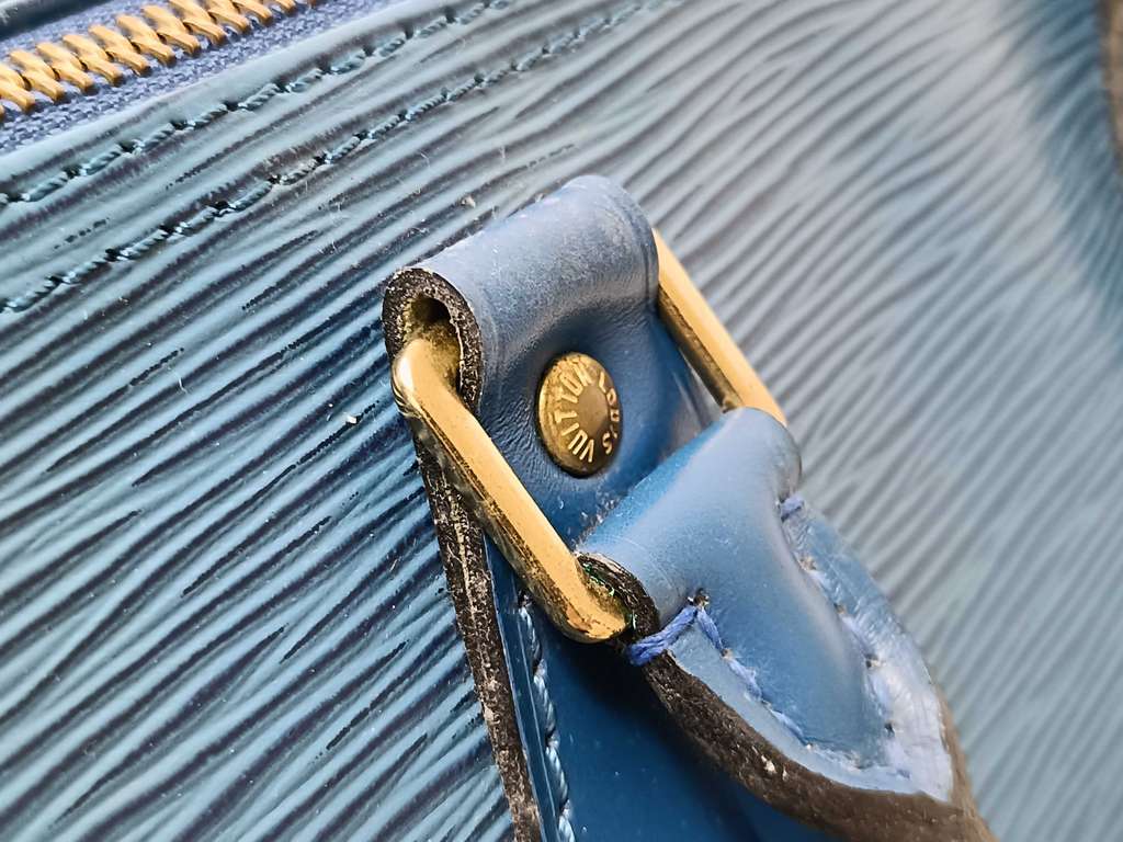 Louis Vuitton Speedy P9 Bandouliere Pochette Black Leather Never worn - Model View