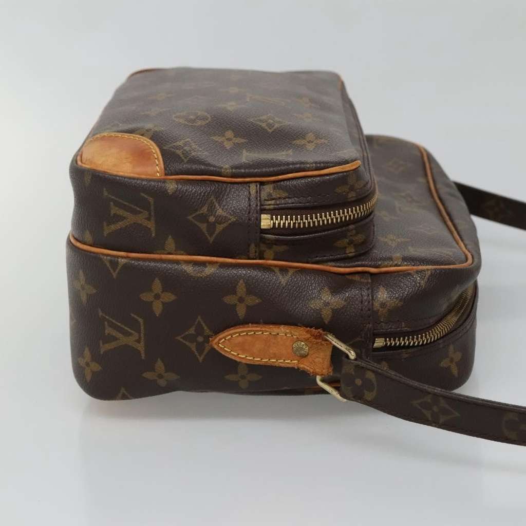 Louis Vuitton Nil Messenger Bag Brown Canvas Fair condition - Model View