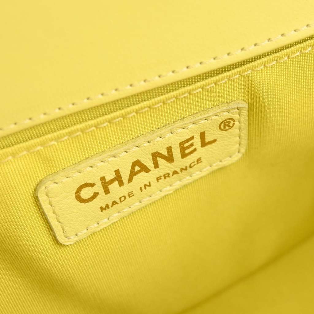Chanel Boy Flap Bag Yellow Leather Good condition - Model View