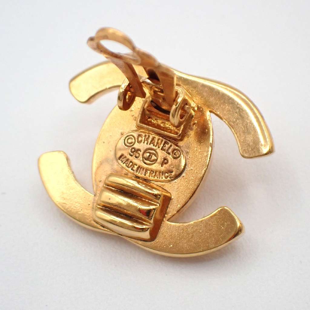Chanel CC Turnlock Stud Earrings Gold Good condition - Model View