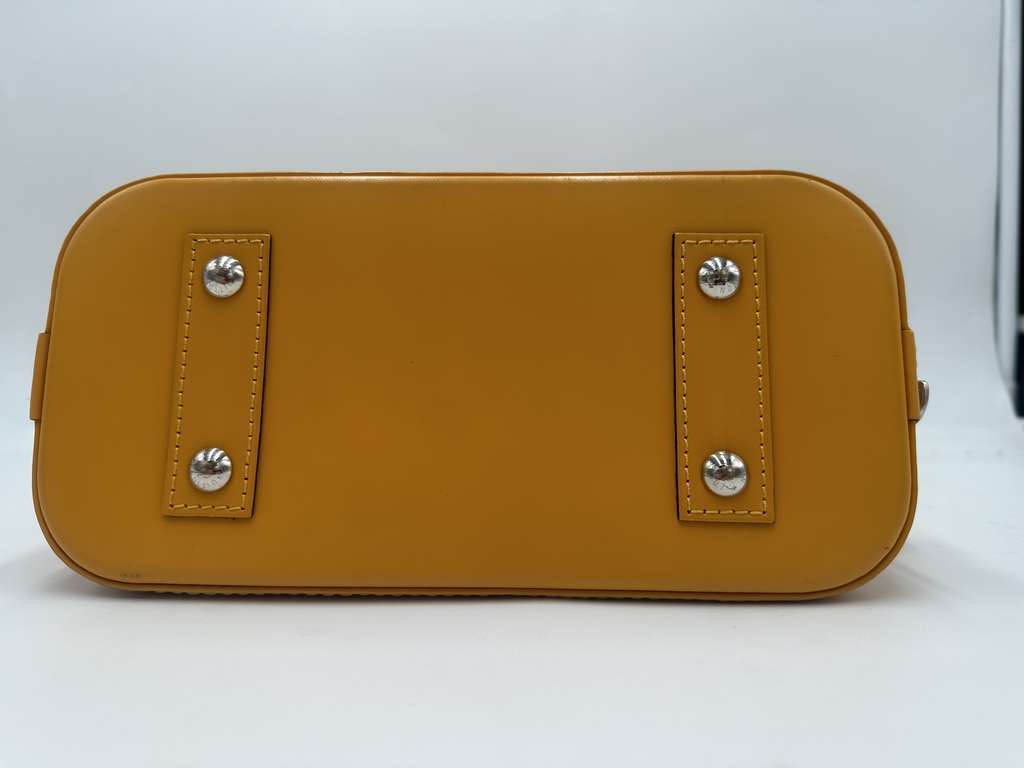 Louis Vuitton Alma Handbag Yellow Leather Never worn - Model View