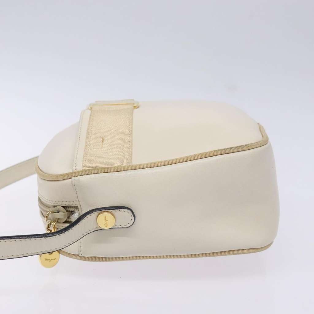 Salvatore Ferragamo Vala Shoulder Bag Beige Leather Good condition - Model View