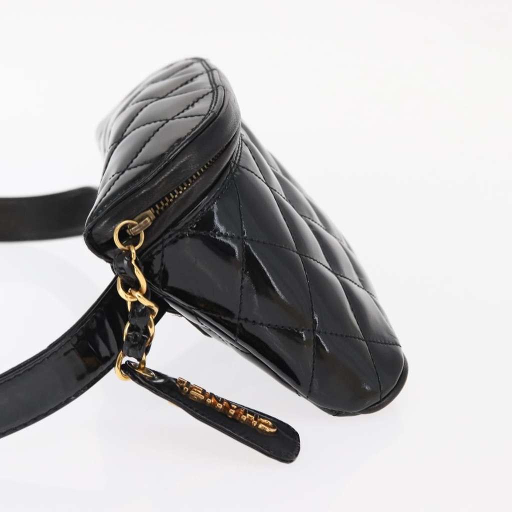 Chanel Vintage Zip Belt Bag Black Good condition - Model View