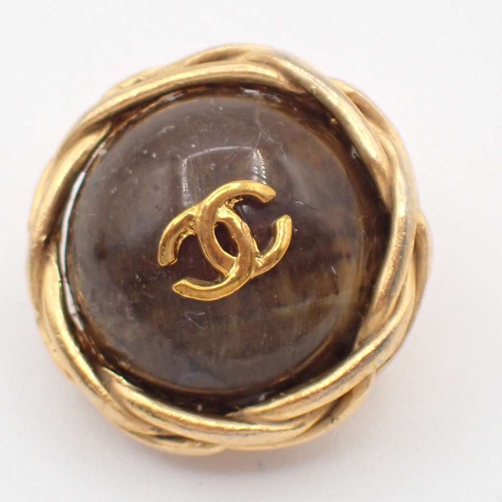 Chanel Vintage CC Round Button Clip-On Earrings Brown Fair condition - Model View