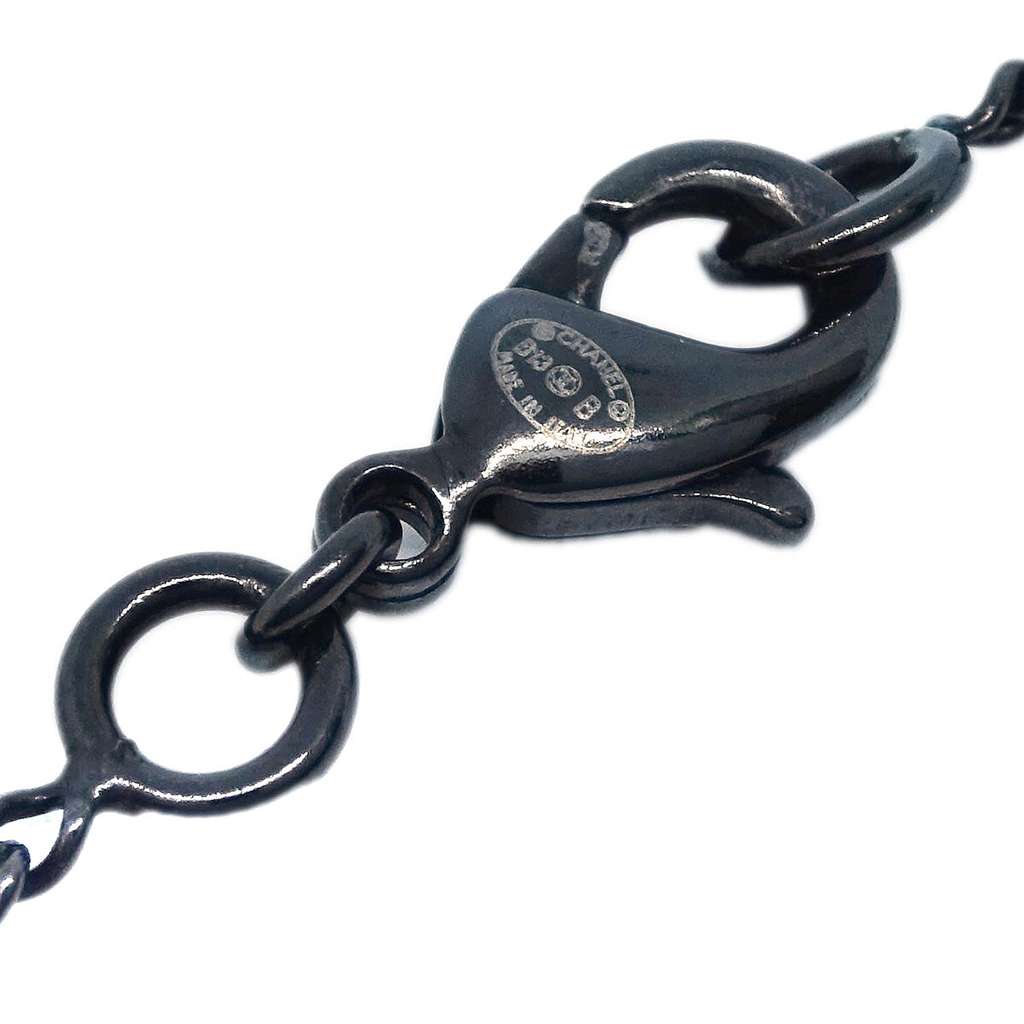 Chanel CC Pearl Drop Necklace Black Metal Good condition - Model View