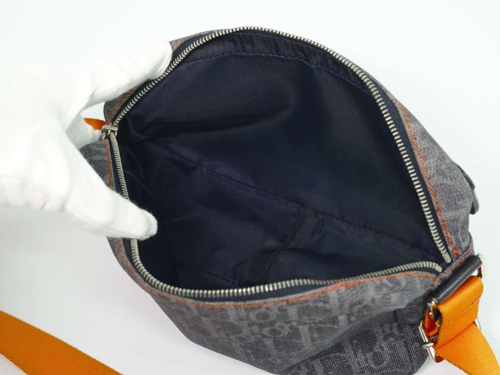 Christian Dior Flight Shoulder Bag Navy Good condition - Model View