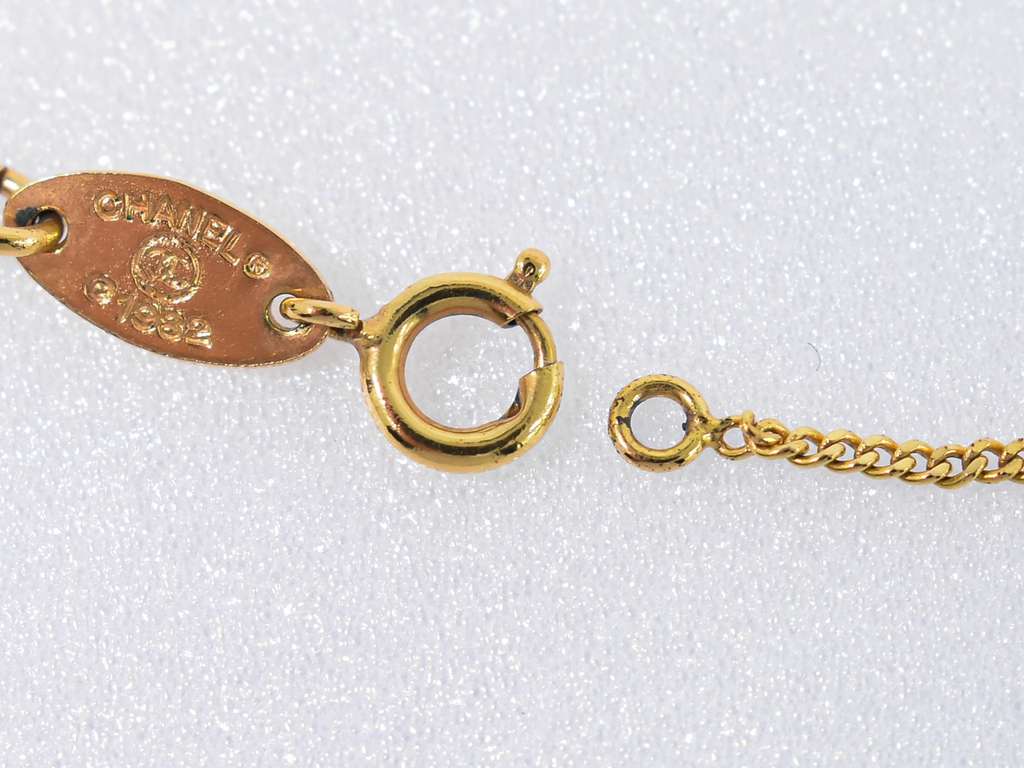 Chanel Chain Around Pearl Necklace Gold Good condition - Model View