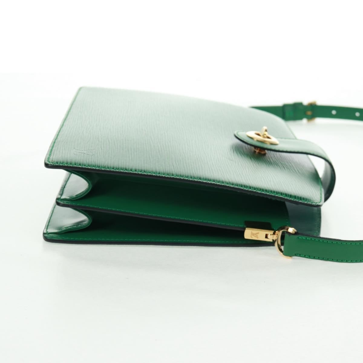 Louis Vuitton Capucines Shoulder Bag Green Leather Good condition - Model View