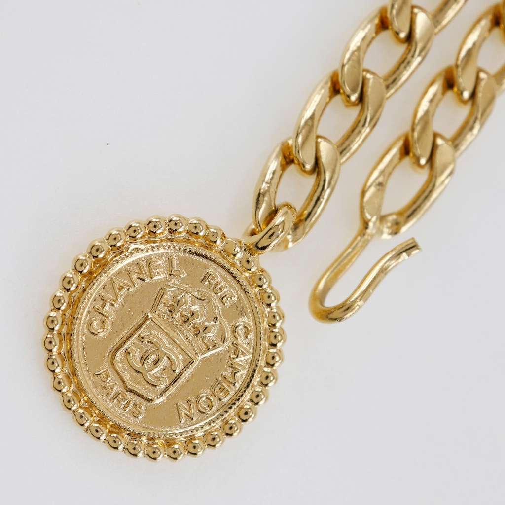 Chanel Vintage Medallion Chain Belt Gold Good condition - Model View