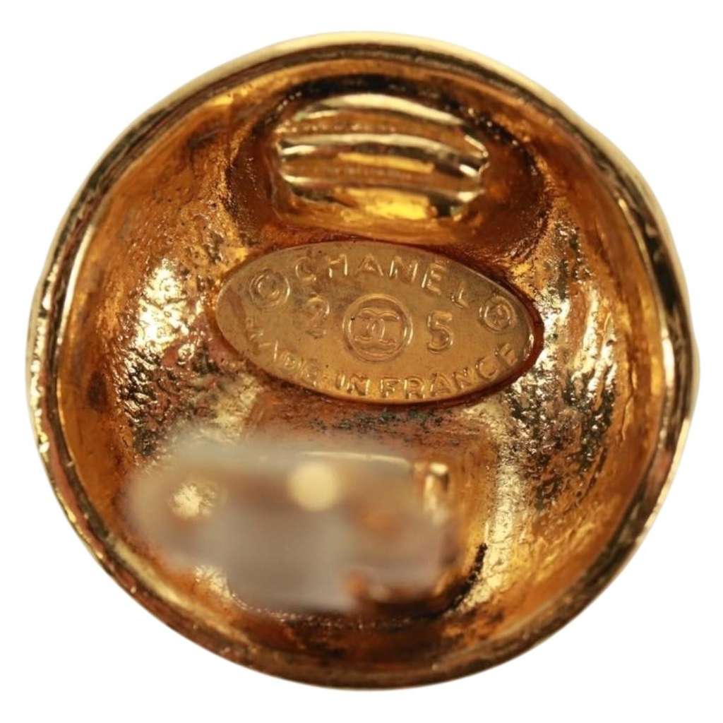 Chanel Vintage CC Hoop Clip-On Earrings Gold Metal Good condition - Model View