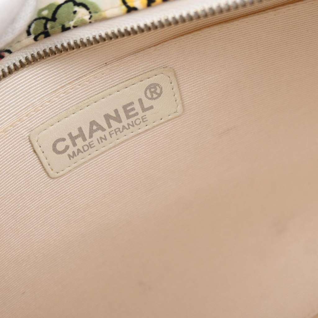 Chanel Vintage Camellia Tote White Canvas Good condition - Model View