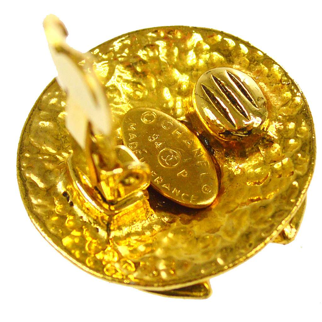 Chanel CC Button Clip-On Earrings Gold Good condition - Model View