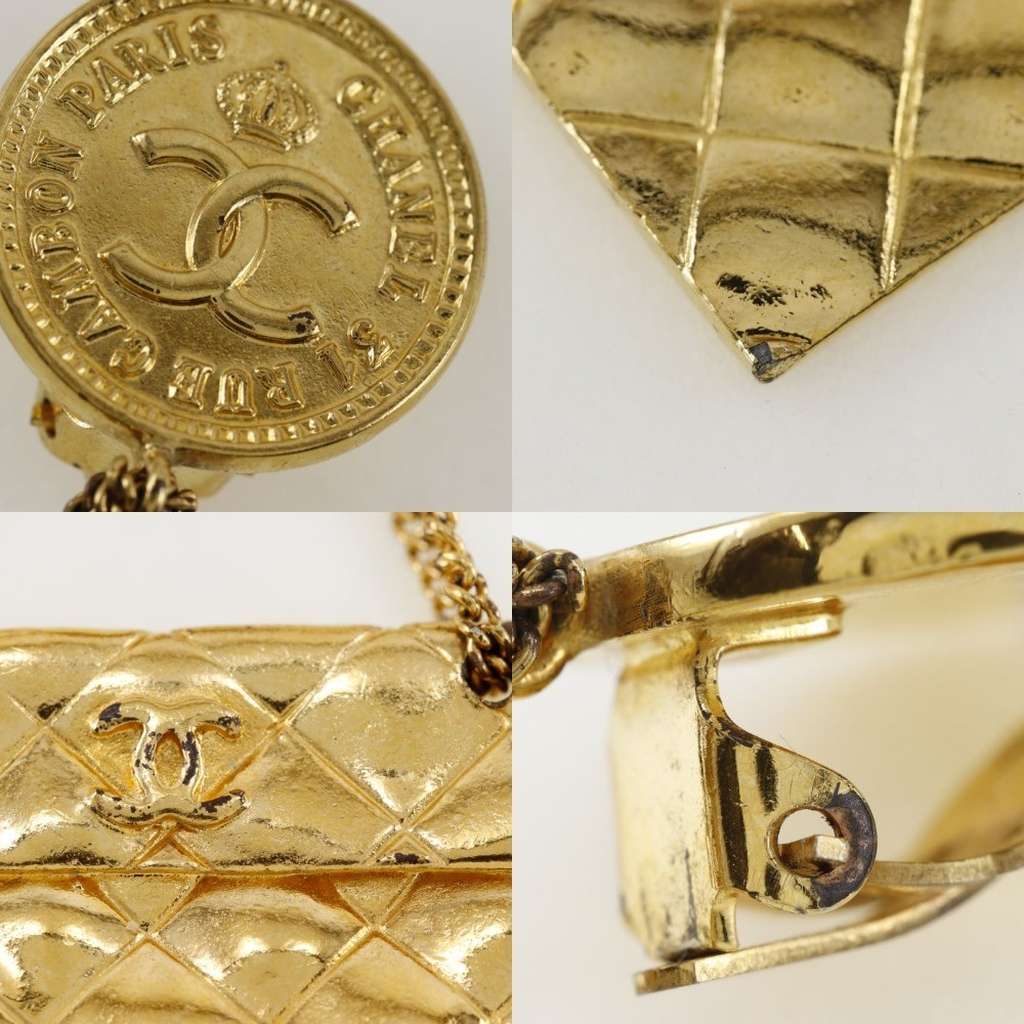 Chanel Vintage Medallion Flap Bag Brooch Gold Good condition - Model View