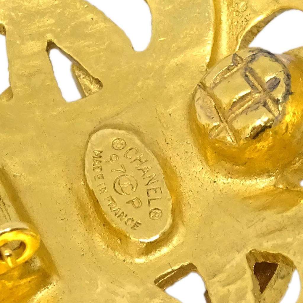 Chanel Vintage CC Earrings Gold Good condition - Model View