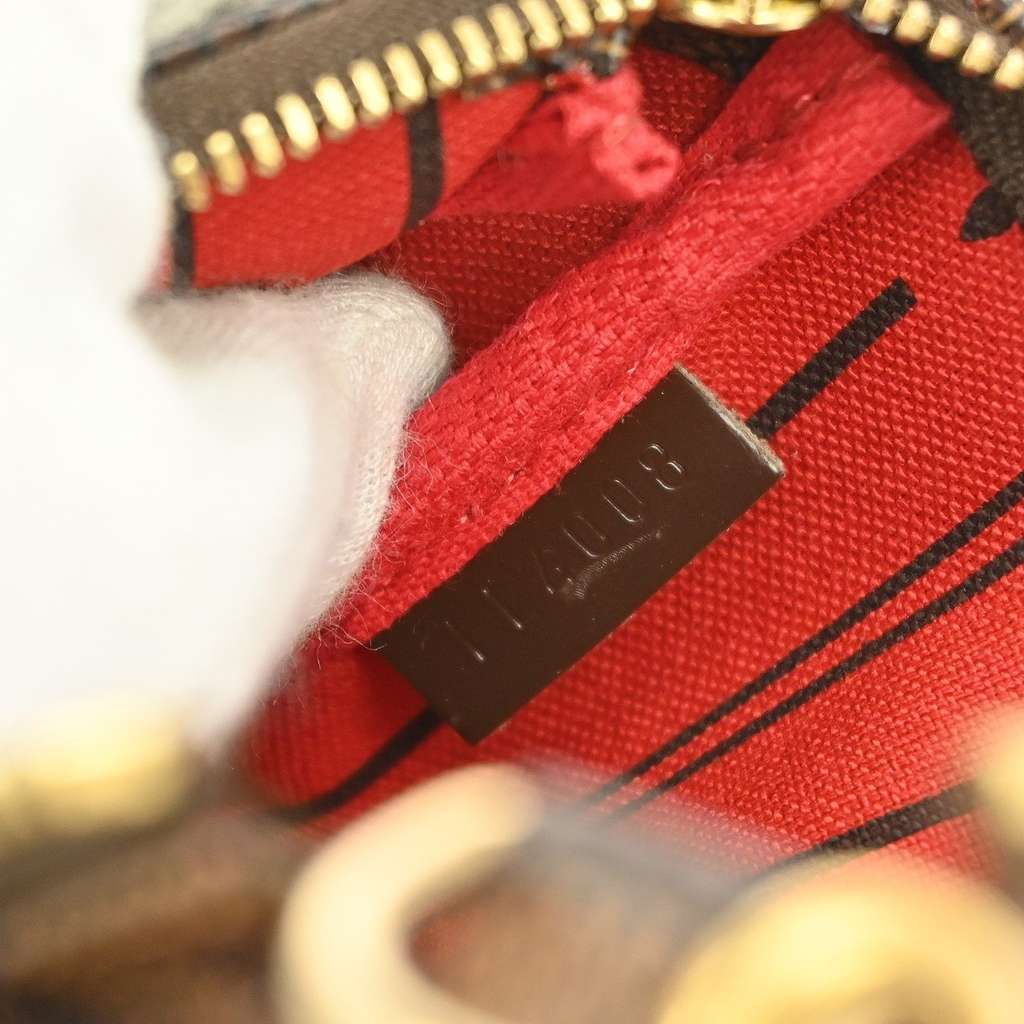 Louis Vuitton Pochette Accessoires Brown Canvas Good condition - Model View