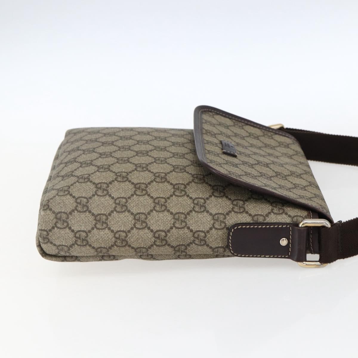 Gucci Flap Messenger Beige Canvas Good condition - Model View