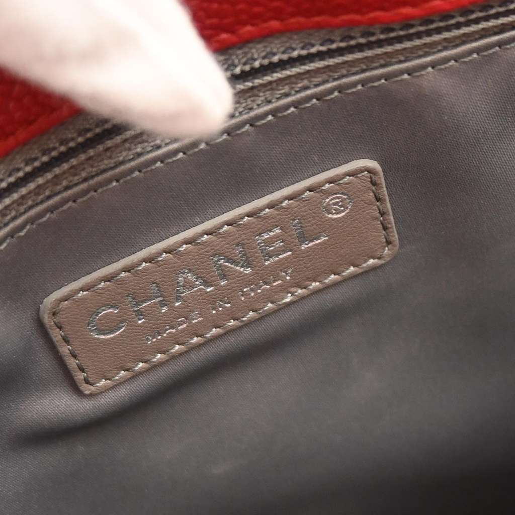 Chanel Grand Shopping Tote Red Leather Good condition - Model View