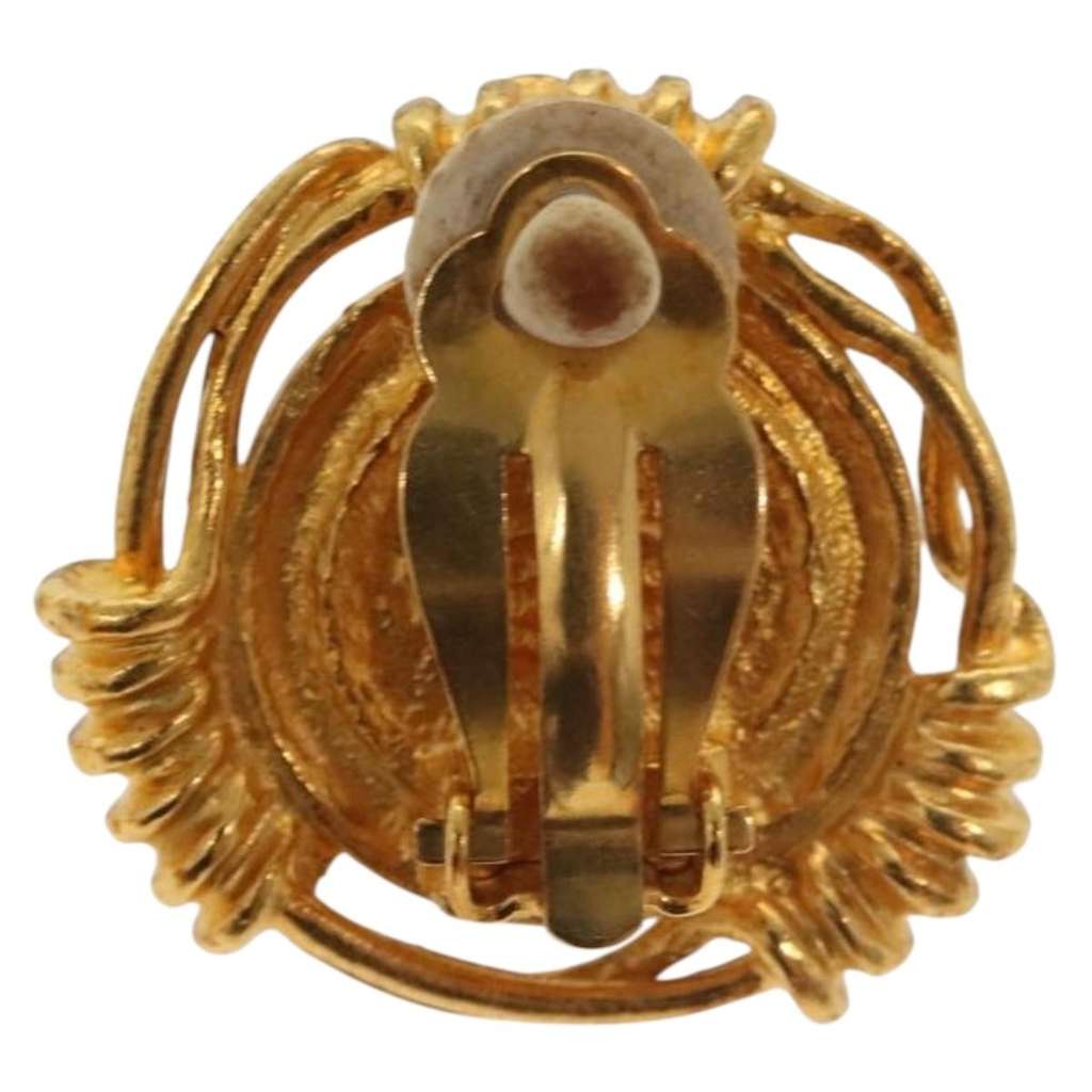 Chanel Vintage CC Earrings Gold Metal Good condition - Model View