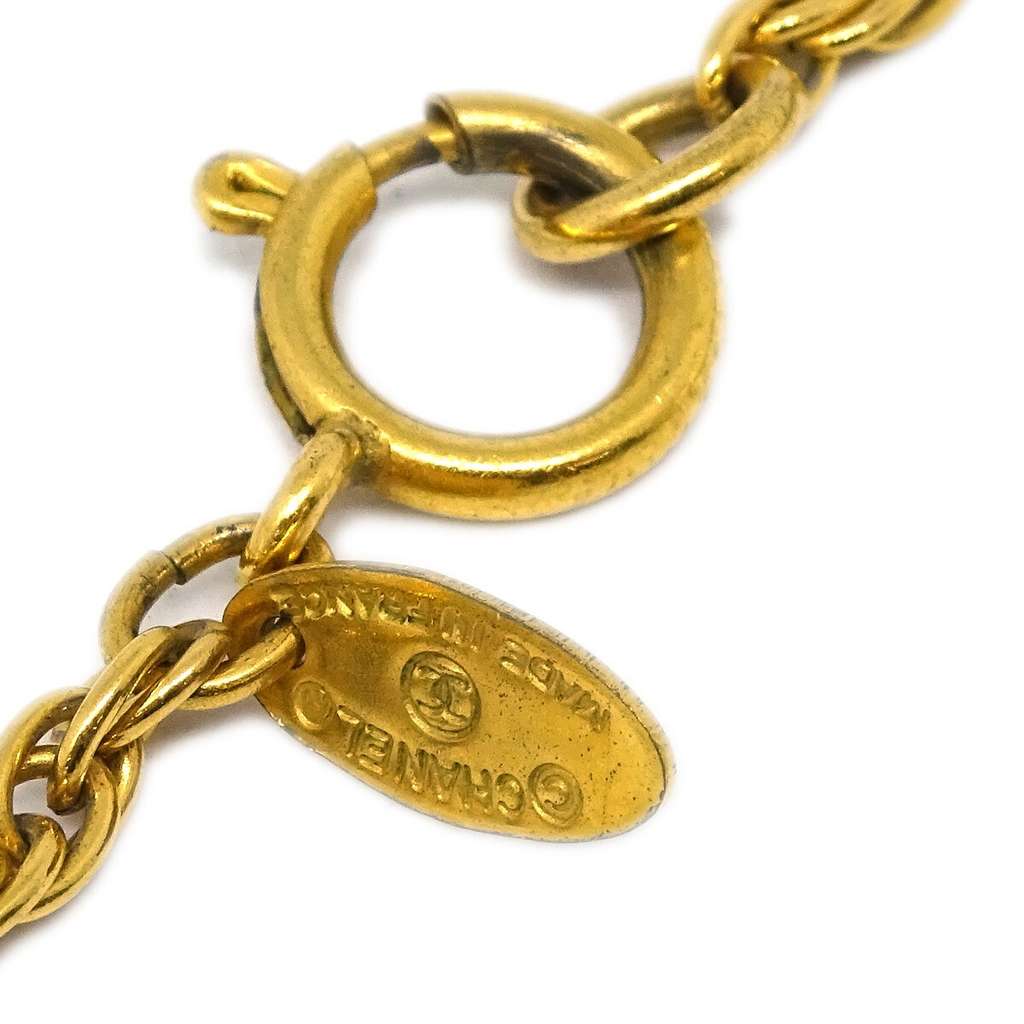 Chanel CC Pendant Necklace Gold Good condition - Model View