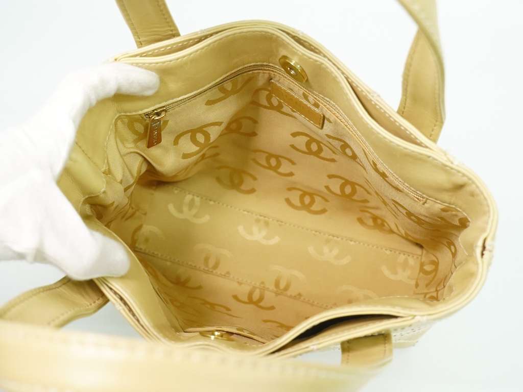 Chanel Surpique Tote Beige Leather Good condition - Model View