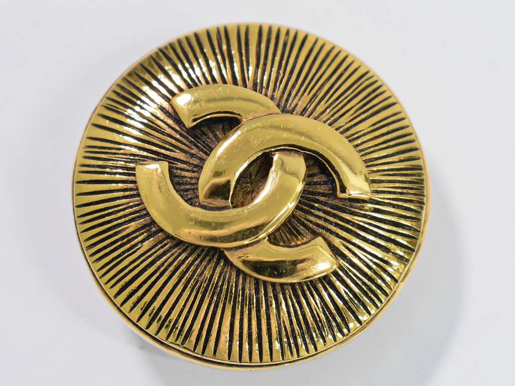 Chanel CC Brooch Gold Good condition - Model View