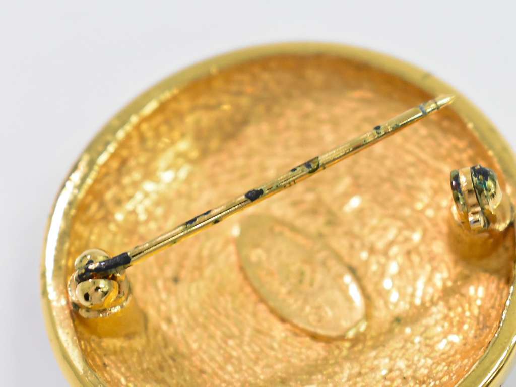 Chanel CC Brooch Gold Good condition - Box View