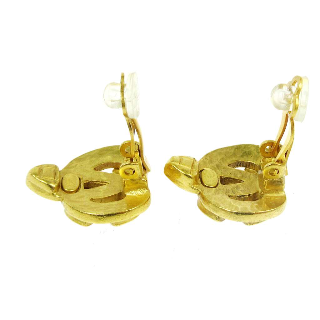 Chanel Vintage CC Heart Clip-On Earrings Gold Gold Good condition - Model View