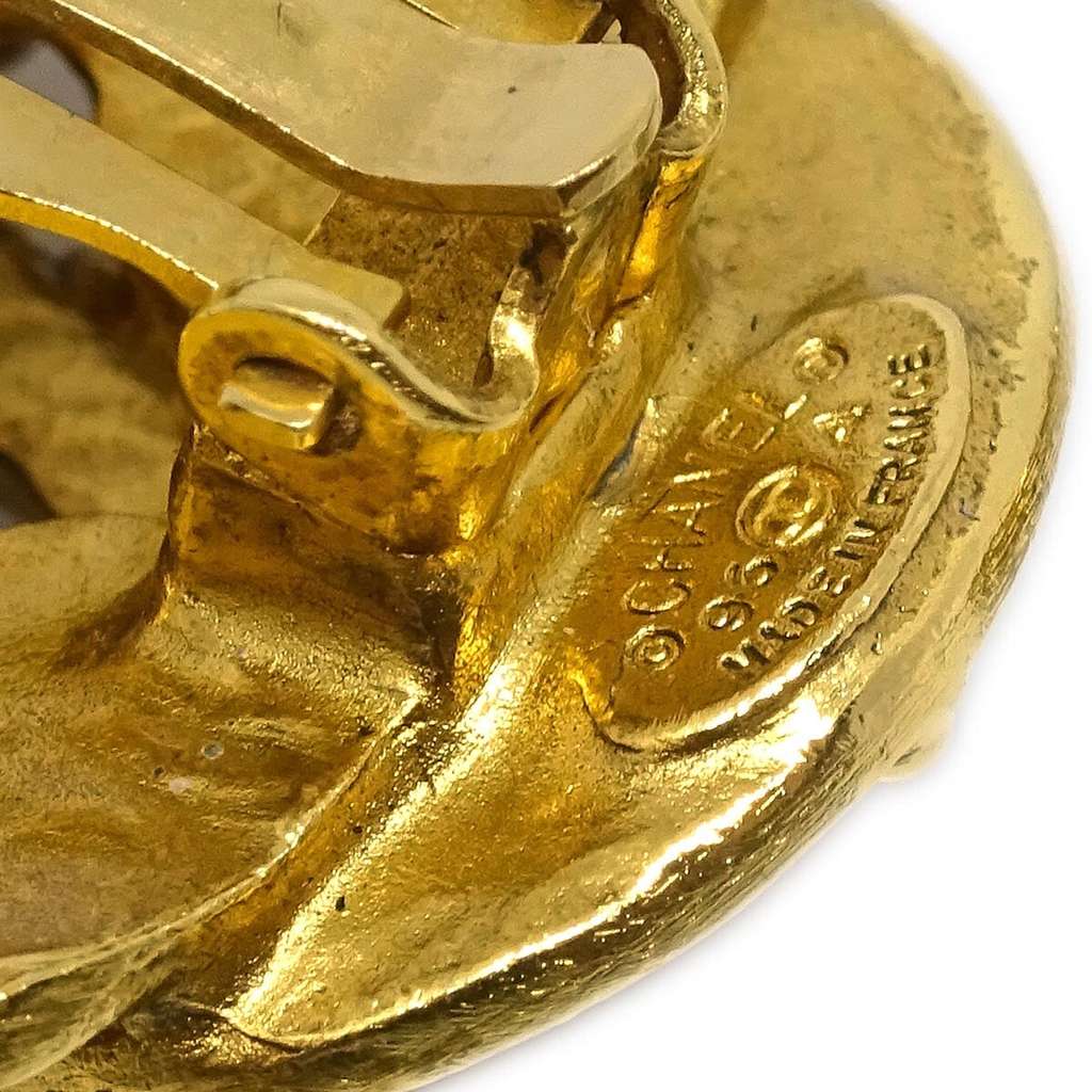 Chanel Clover Round Clip-On Earrings Gold Good condition - Model View