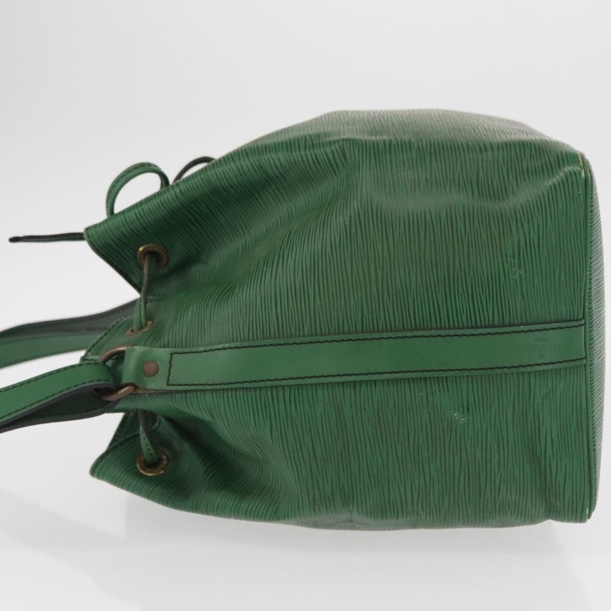 Louis Vuitton Petit Noe Handbag Green Leather Good condition - Model View