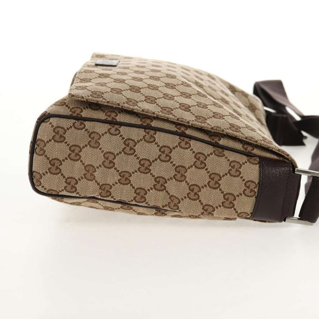 Gucci Flap Messenger Beige Canvas Good condition - Model View