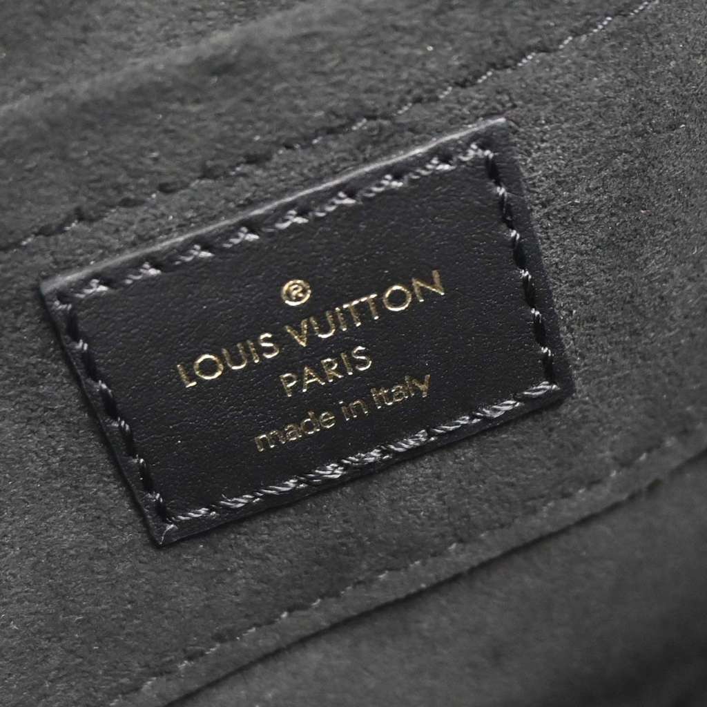 Louis Vuitton New Wave Heart Crossbody Bag Black Leather Good condition - Model View