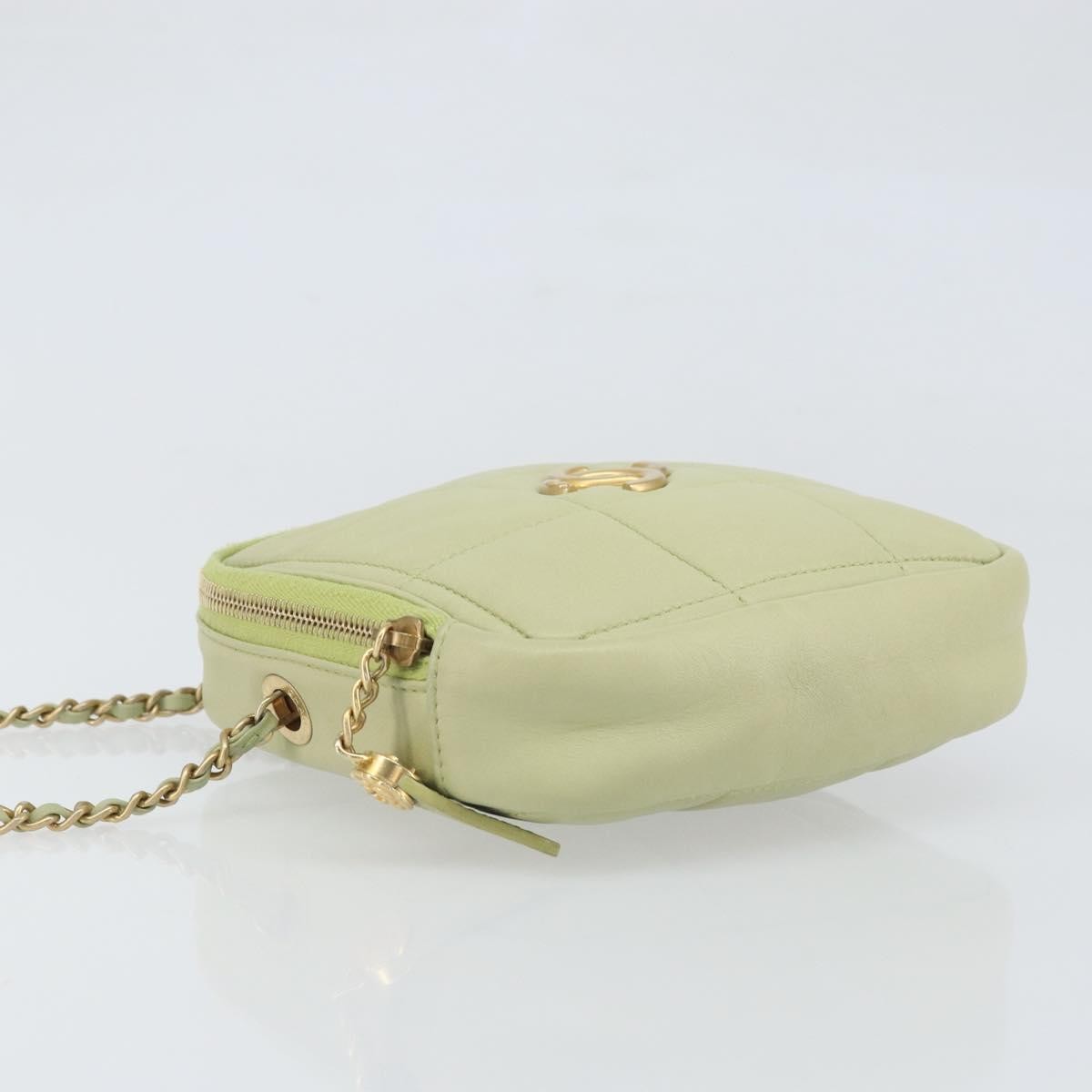 Chanel Diamond Chain Crossbody Bag Green Leather Good condition - Model View