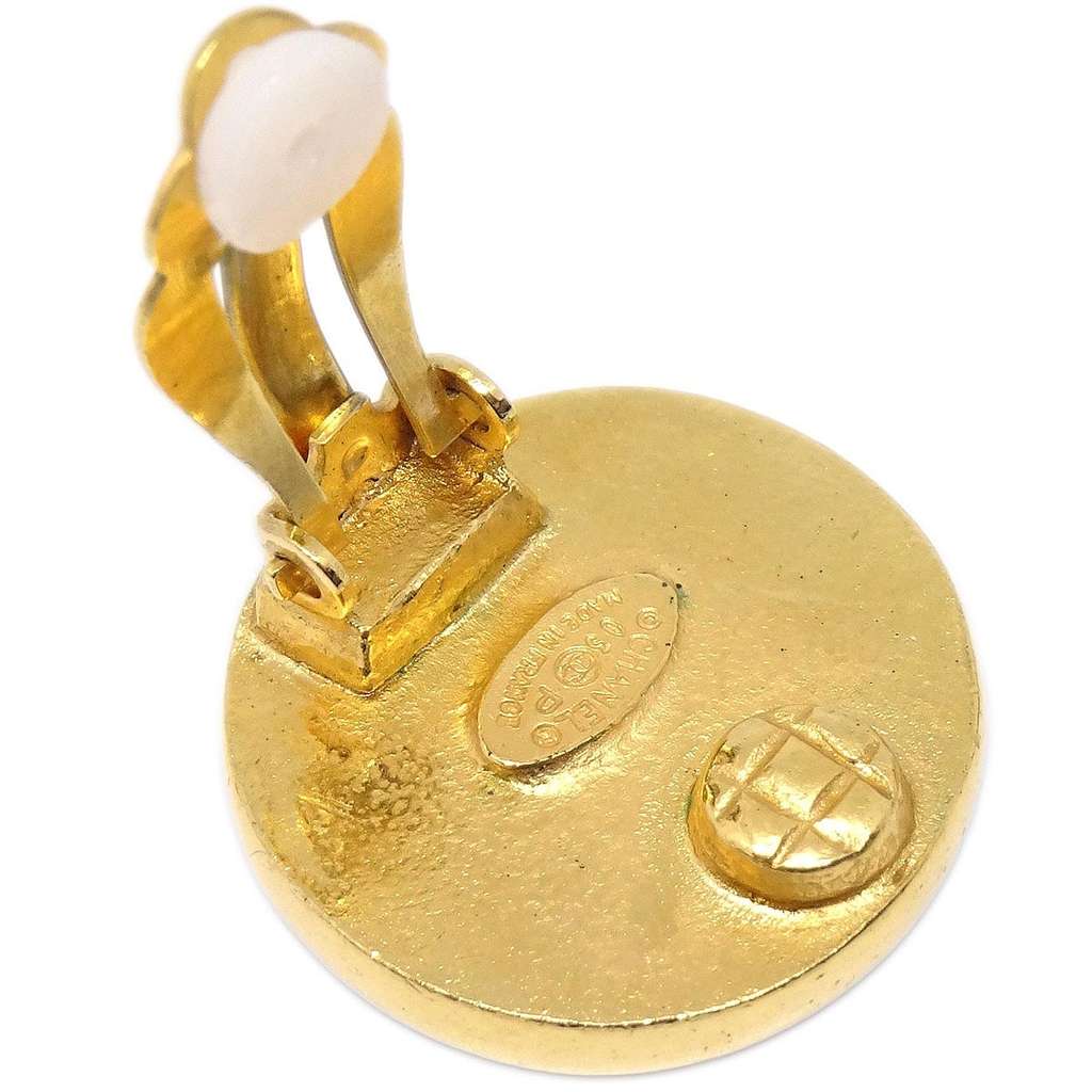 Chanel CC Clip On Earrings Gold Good condition - Model View