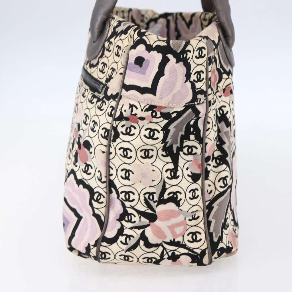 Chanel Vintage Floral Tote Beige Canvas Good condition - Model View