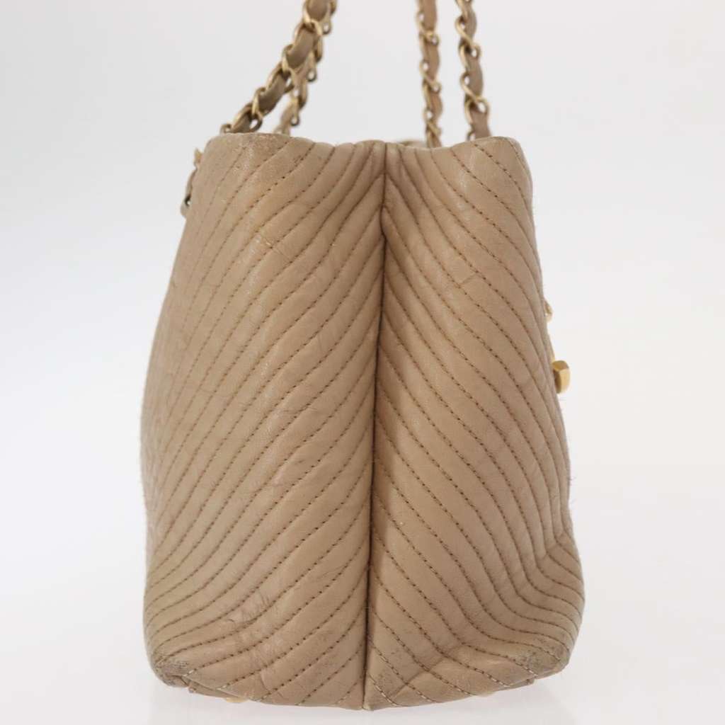 Chanel Medallion Charm Tote Beige Leather Good condition - Model View