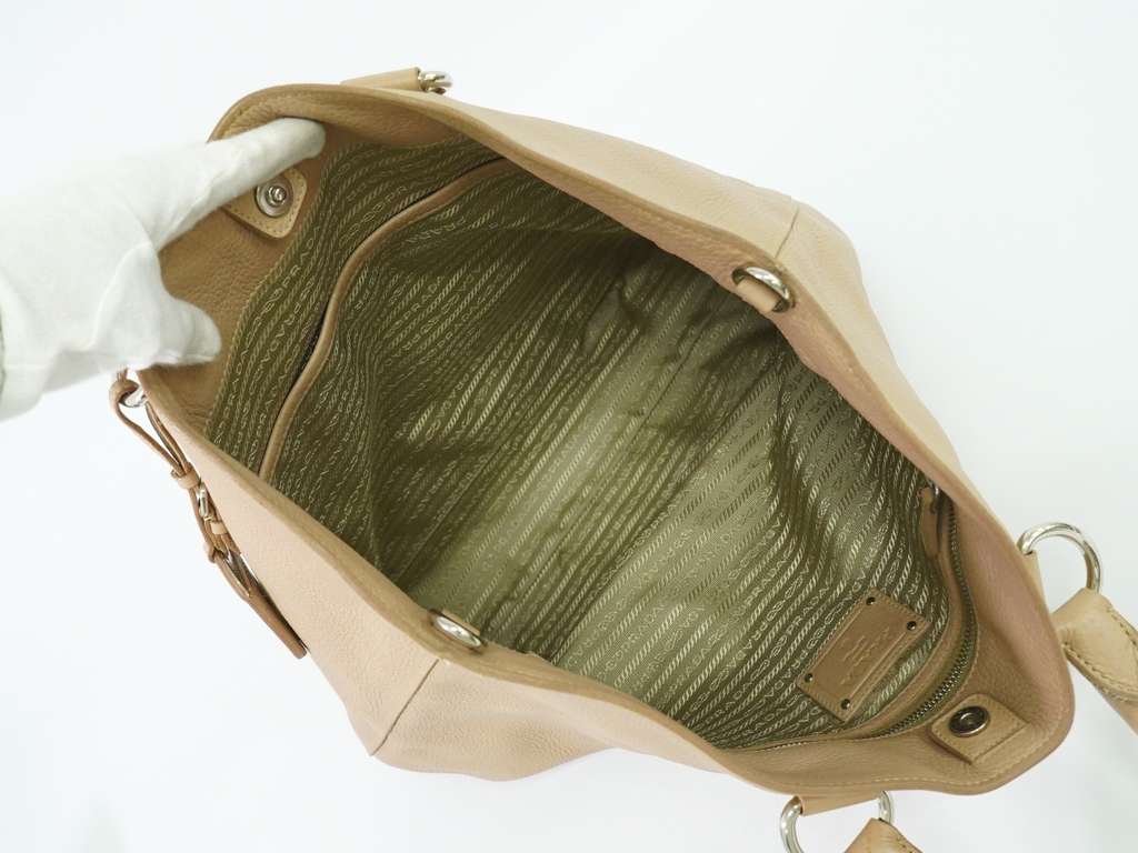 Prada Shopping Tote Beige Leather Good condition - Model View