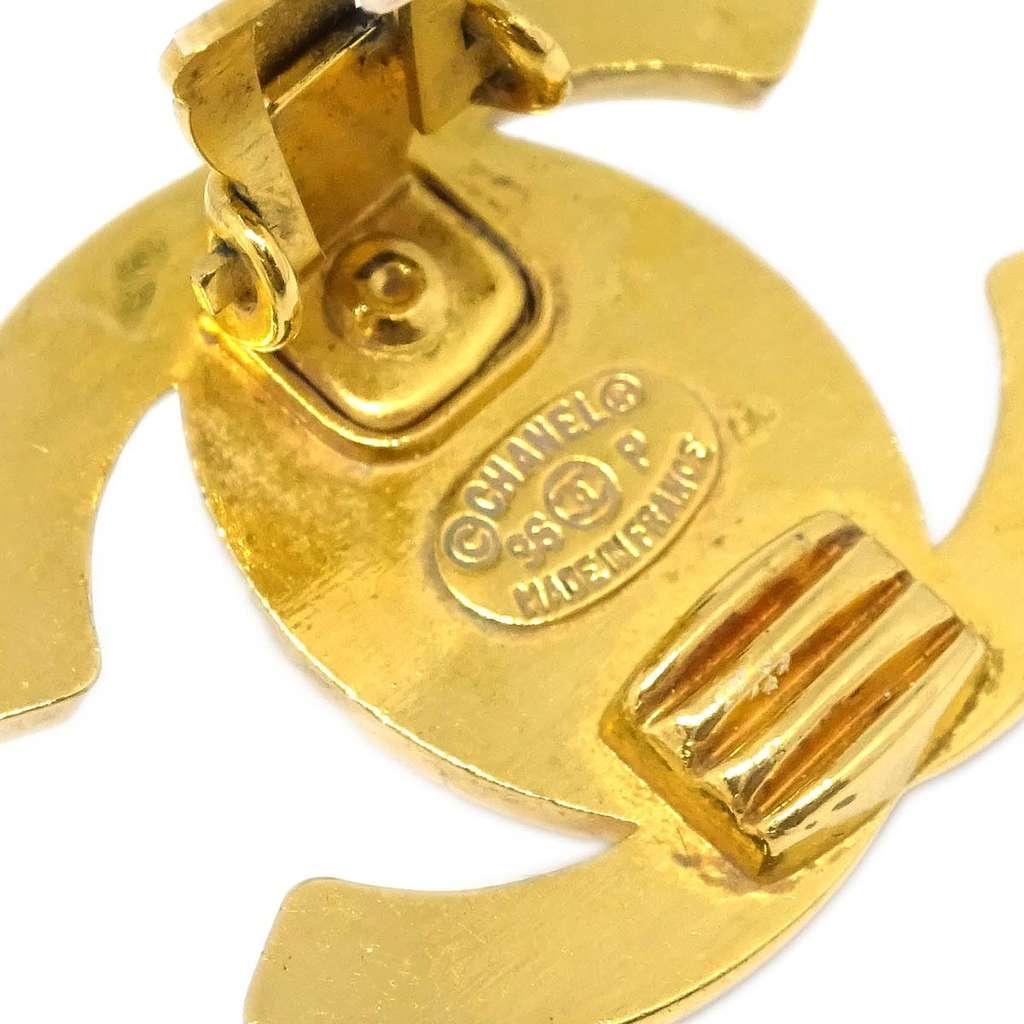 Chanel CC Turnlock Clip-On Earrings Gold Good condition - Model View